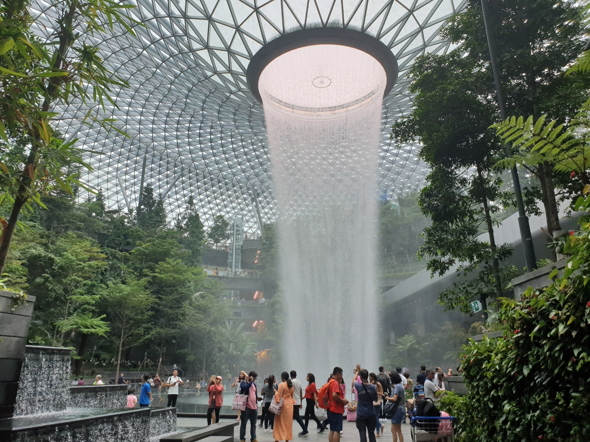 Jewel Changi Flughafen und Texlon® ETFE von Vector Foiltec: der 40 Meter hohe Wasserfall wird durch das Texlon® ETFE-System ermöglicht.