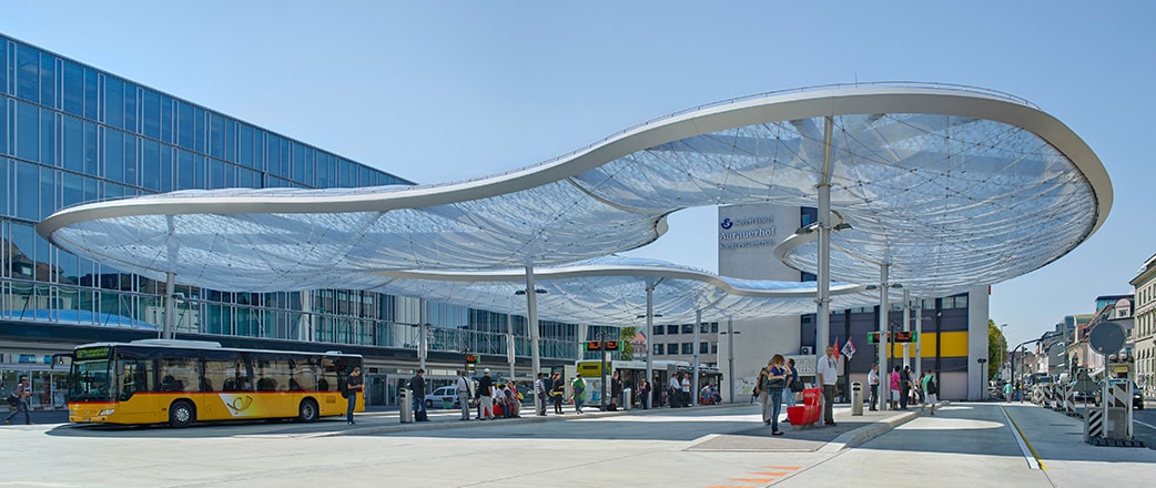 Die Form des Texlon® ETFE-Baldachins am Busbahnhof Aarau in der Schweiz wurde mit einer Wolke verglichen.