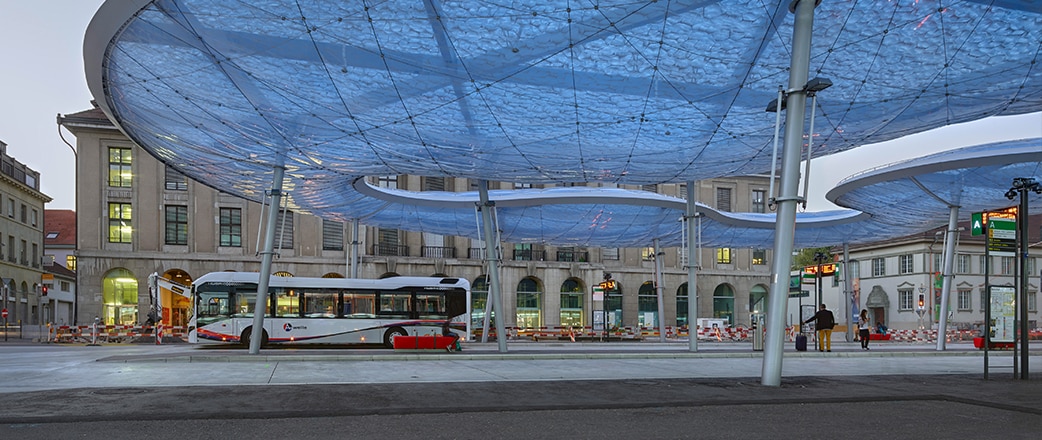 Die Form des Texlon® ETFE-Baldachins am Busbahnhof Aarau in der Schweiz wurde mit einer Wolke verglichen.