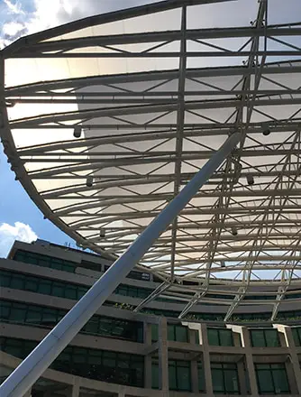 Über dem Central Plaza vor dem Central Facilities Building wurde das neue Stahldach mit Texlon® ETFE errichtet.