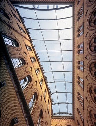 Das extrem leichte Tragwerk für das Kapuziner Karree in Aachen verstärktdas Gefühl eines transparenten Dachsystems - Dank des Texlon® ETFE-Systems.