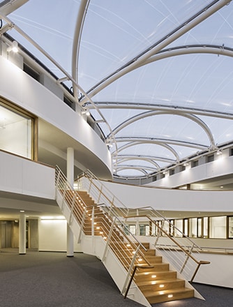 Aufgrund des niedrigen Gewichts der transparenten Kissen konnten die Architekten filigrane und extrem leichte Träger aus Stahl als Unterkonstruktion wählen.