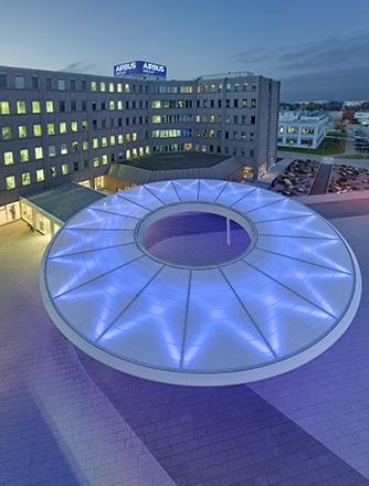 das Texlon® ETFE-Vordach von Vector Foiltec vor Witterungseinflüssen und vermittelt gleichzeitig ein Gefühl unter freiem Himmel zu stehen.