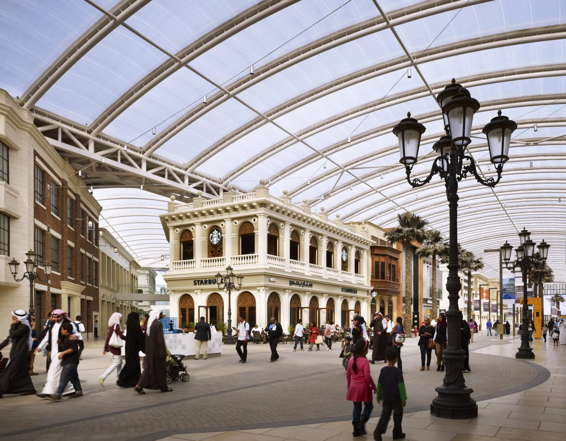 A wide spanning, lightweight Texlon® ETFE roof covers The Avenues in Kuwait.