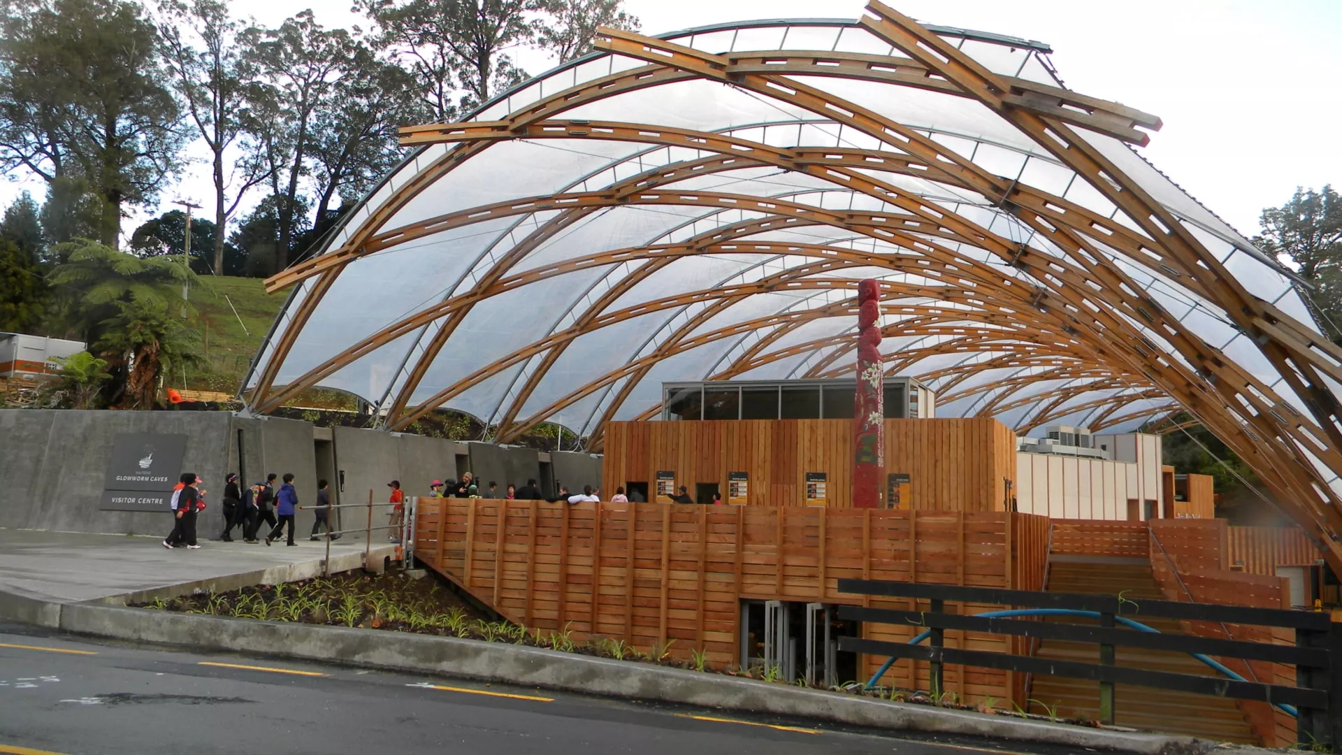 Das Design des Besucherzentrums der Waitomo Glowworm Caves war eine Gelegenheit zu zeigen, wie Technik, Umwelt und lokale Kultur in Harmonie miteinander verschmelzen.