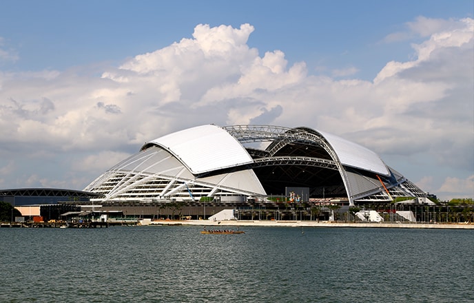 Die Konstruktion der Sports Hub Kuppel aus Stahl und Texlon® ETFE ist der größte bewegliche, freitragende Kuppelbau der Welt.