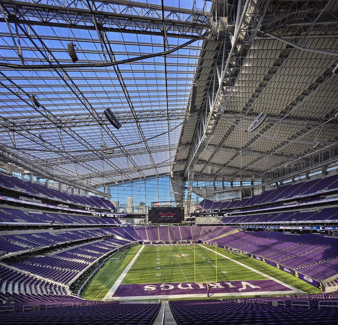 Das Spielfeld des U.S. Bank Stadiums ist so hell, da 60 Prozent des Daches aus transparentem ETFE bestehen, das natürliches Tageslicht hereinlässt.