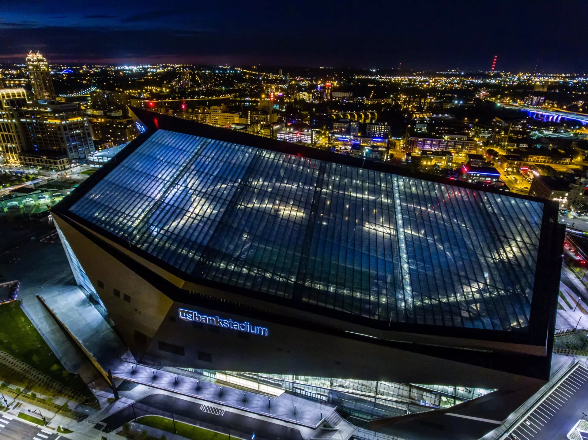 By utilizing Vector Foiltec’s transparent Texlon® ETFE foil system for 60% of the roof at U.S. Bank Stadium, sunlight comes in, but simultaneously keeps snow, rain, cold and heat out.