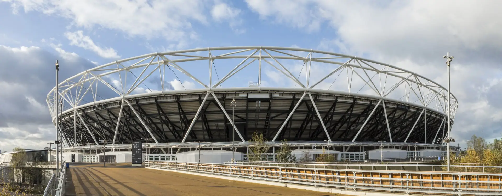 Vector Foiltec nahm an der Renovierung des London Olympic Stadium teil und baute ein Texlon ETFE Vordach und einen West Stand-Baldachin.