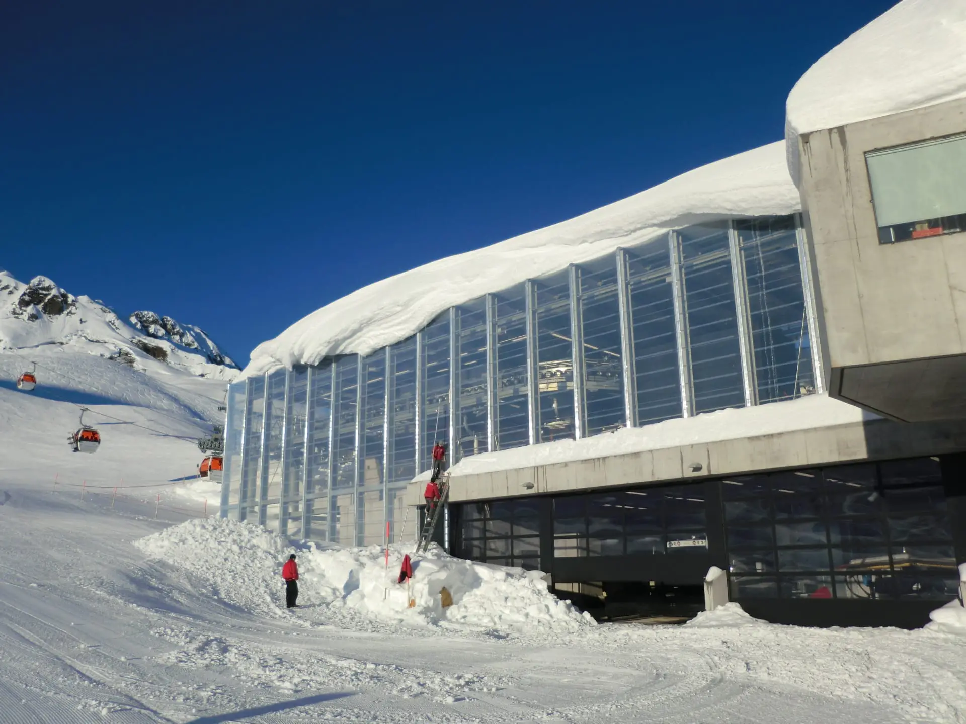 The Grasjoch Bahn is comprised of 2,435 m² of clear  and duable Texlon® ETFE foil