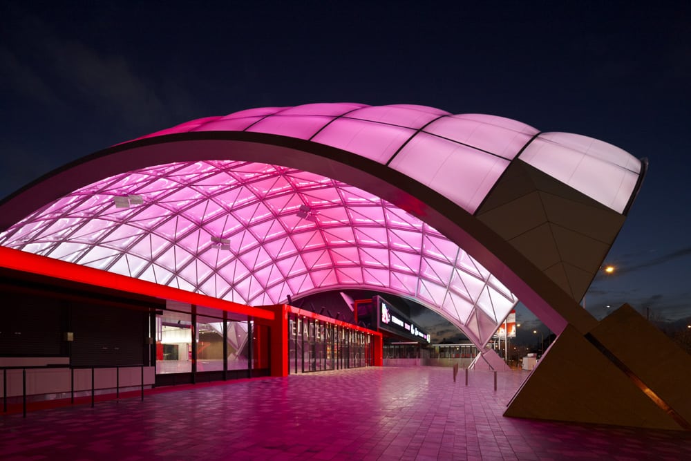 Der innovative Eingang mit dem Spitznamen "The Orb" ist ein großes kuppelförmiges Foyer, das aus zwei Schichten Texlon® ETFE-Folien besteht.