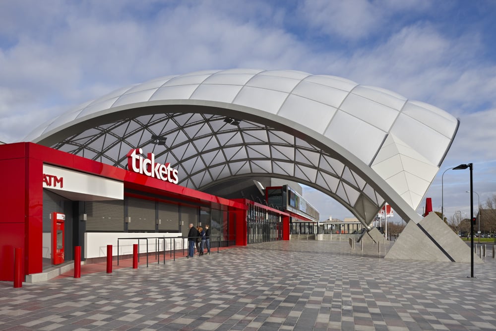 Das Adelaide Entertainment Centre zeigt sich auch nachts charakteristisch und unterstreicht wie innovativ das gesamte Vordach ist.