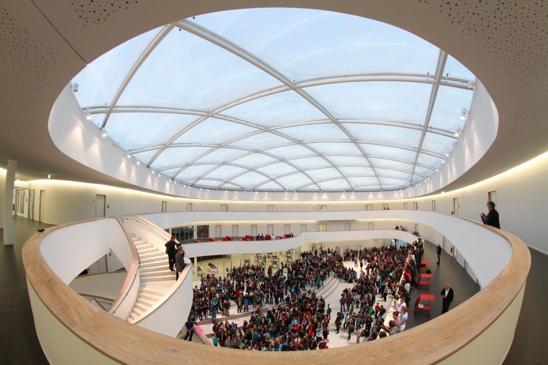 Im Jahr 2012 wurde Vector Foiltec beauftragt, ein nachhaltiges Texlon® ETFE-Dach über einem der Atrien der Schule zu installieren.