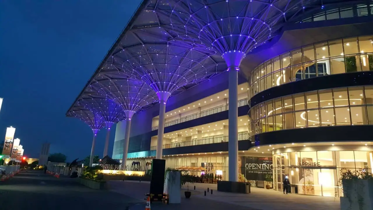 Die 30 Meter hohen ETFE-Vordächer sind in der Nacht in verschiedenen Farben beleuchtet.