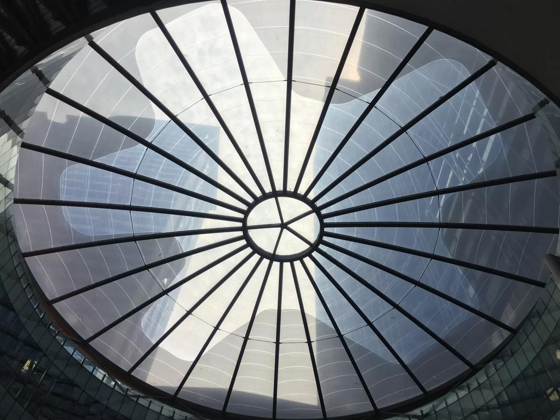 Wenn Sie zu dem Texlon® ETFE-Dach aufblicken, haben Sie das Gefühl, unter einer riesigen Blume zu stehen.