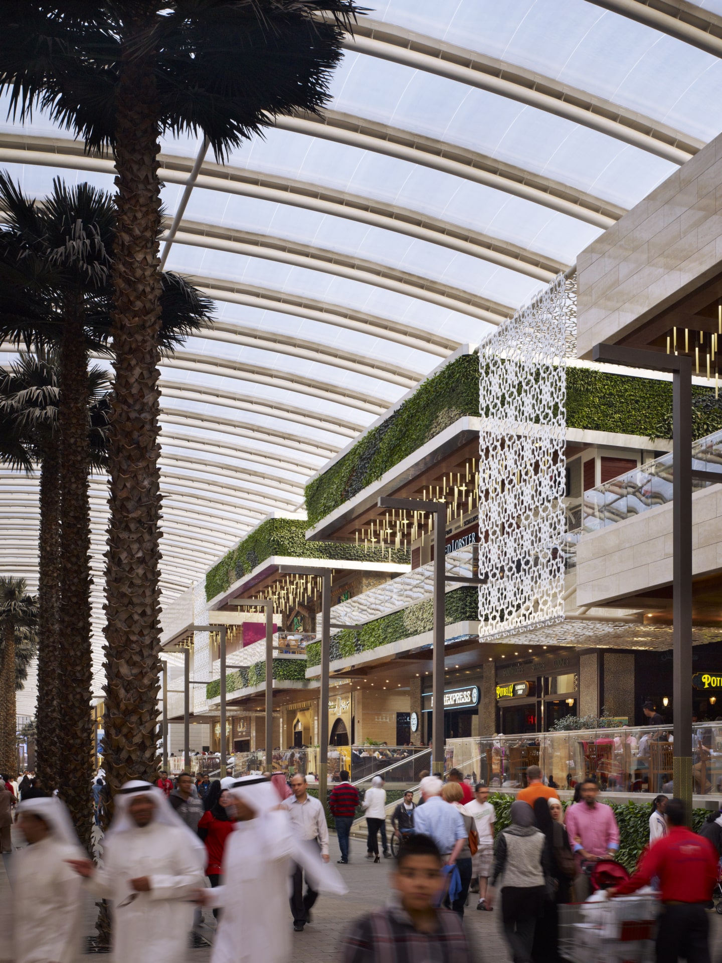 A wide spanning, lightweight Texlon® ETFE roof covers The Avenues in Kuwait.