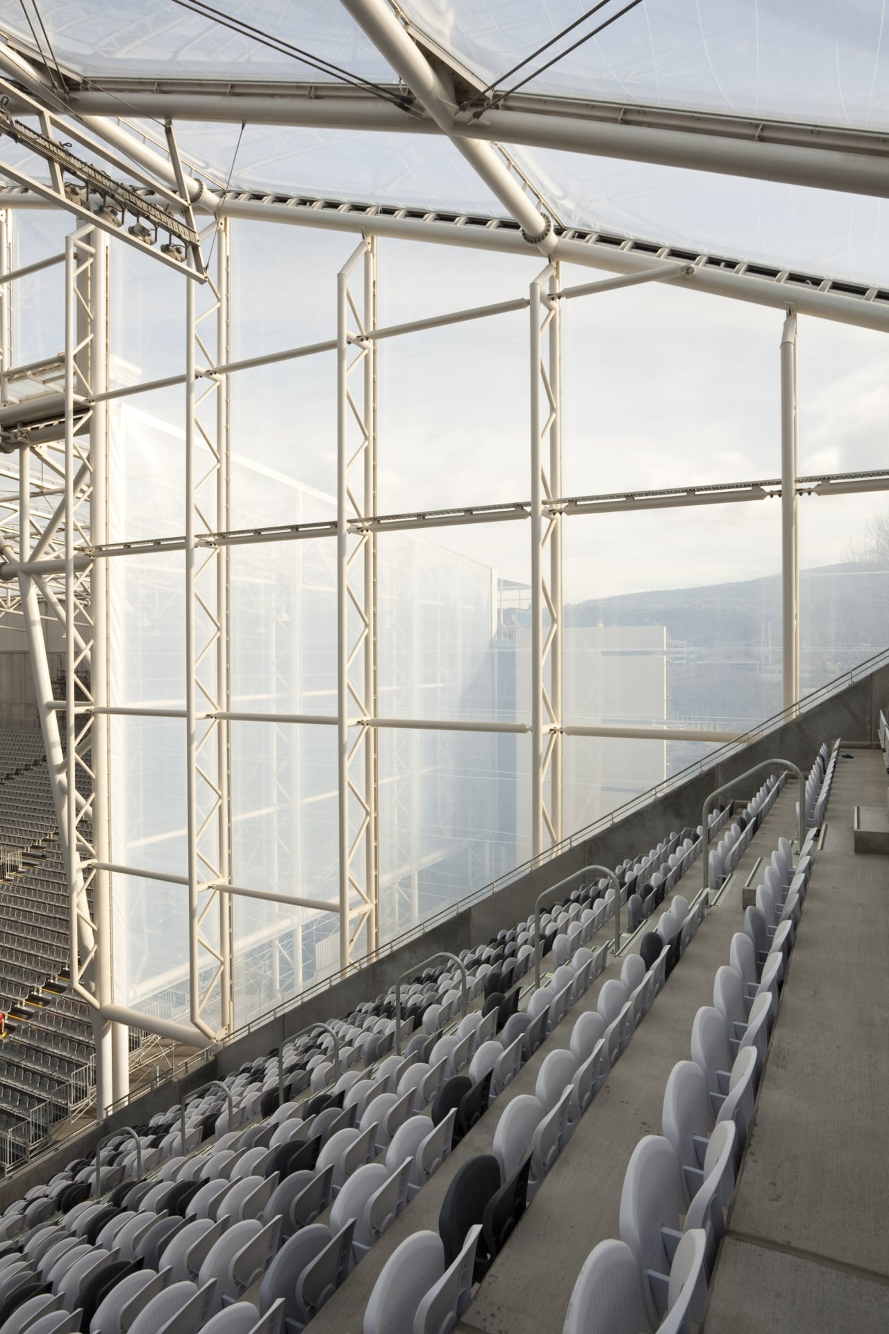At Forsyth Barr Stadium, the Texlon® ETFE system completely envelopes the building with a lightweight structure. 
