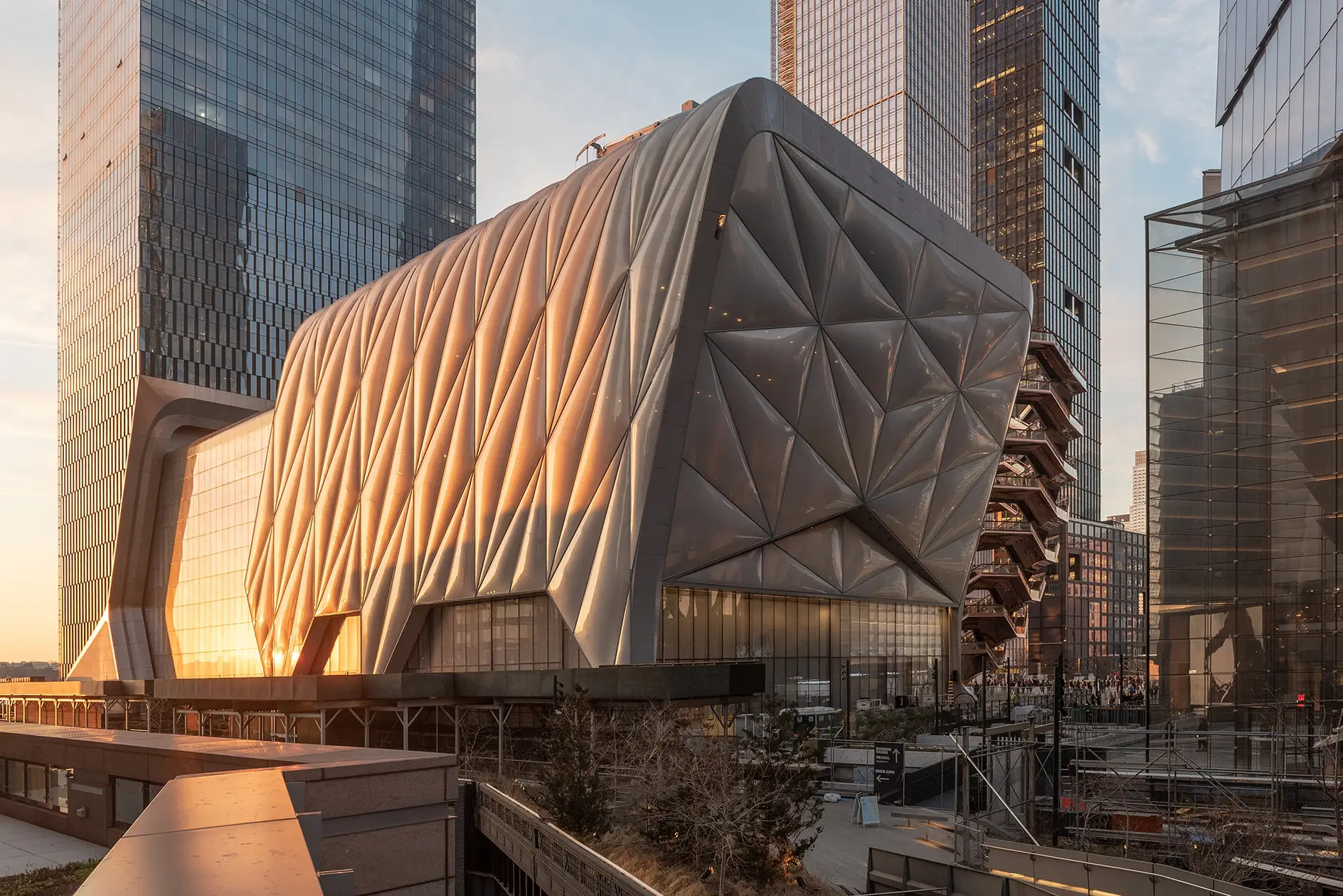 The Shed, is an eight-story building that houses two pillar-free galleries, a 500-seat theater, designed so it can be divided into smaller, separate areas for rehearsals and events.