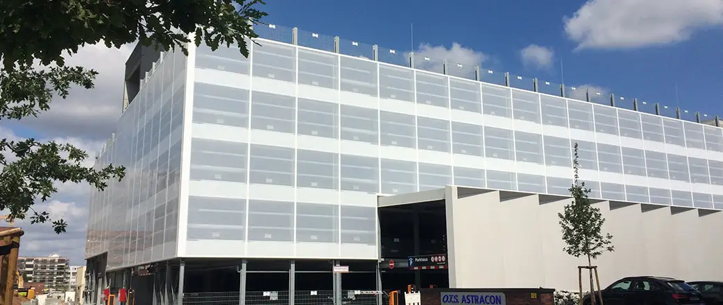 Rund 300 Parkplätze sind durch die Fassade mit dem einlagigen ETFE-System vor der Umwelt geschützt