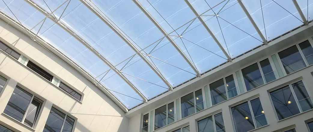 Bürogebäude: Das Arium der Firma OAS in Bremen ist mit einem zweilagigen Texlon® ETFE-System mit einer Fläche von 430 m² überdacht.