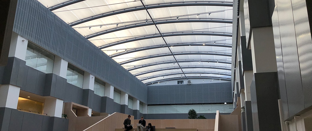Vector Foiltec hat die Stahlkonstruktion und das Texlon® ETFE-System für die Renovierung des Vorhofdaches entwickelt.