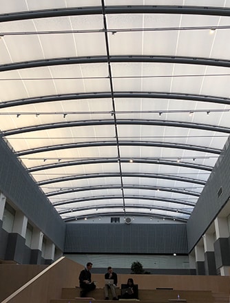 Vector Foiltec hat die Stahlkonstruktion und das Texlon® ETFE-System für die Renovierung des Vorhofdaches entwickelt.