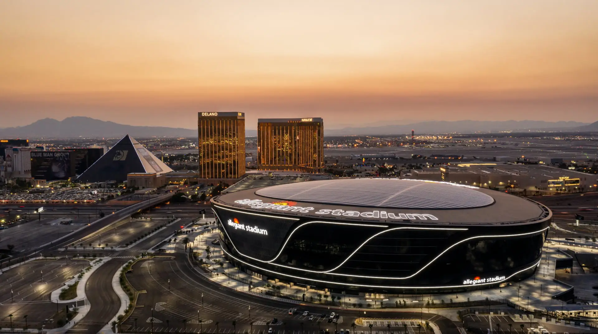 Sonnenuntergang in Las Vegas und eine Luftaufnahme des Texlon® ETFE-Dachs, das von einem Expertenteam für die Las Vegas Raiders entworfen wurde.
