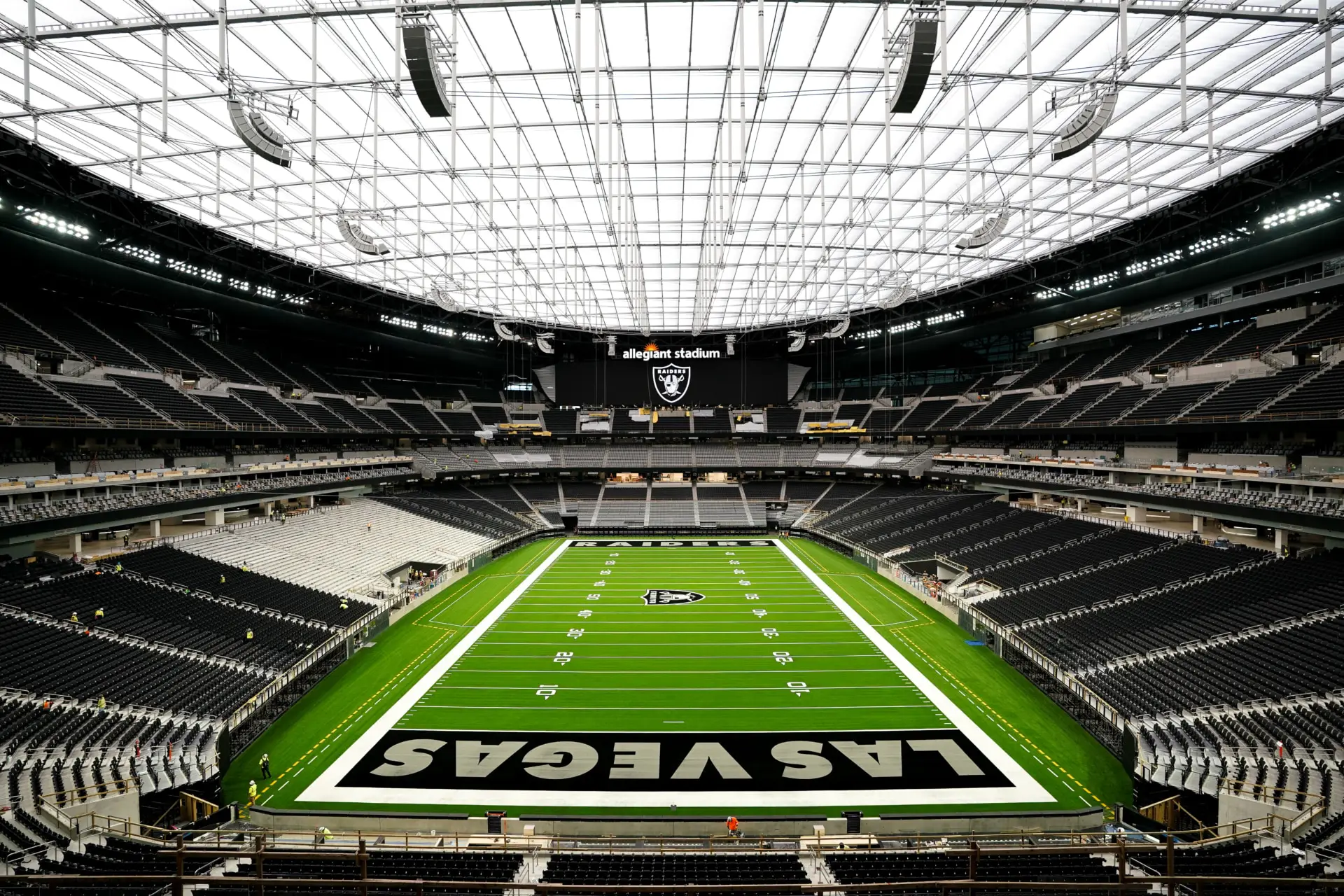 Schöner Blick in den Innenraum des Stadions unter dem einzigartigen ETFE-Dach.