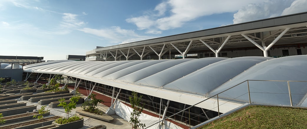 Vector Foiltec hat mit einem zweilagigen, 3.600 m² großen Texlon® ETFE-Dach dazu beigetragen, den Wunsch nach Sonne und Schatten im Tampines Town Hub zu erfüllen.