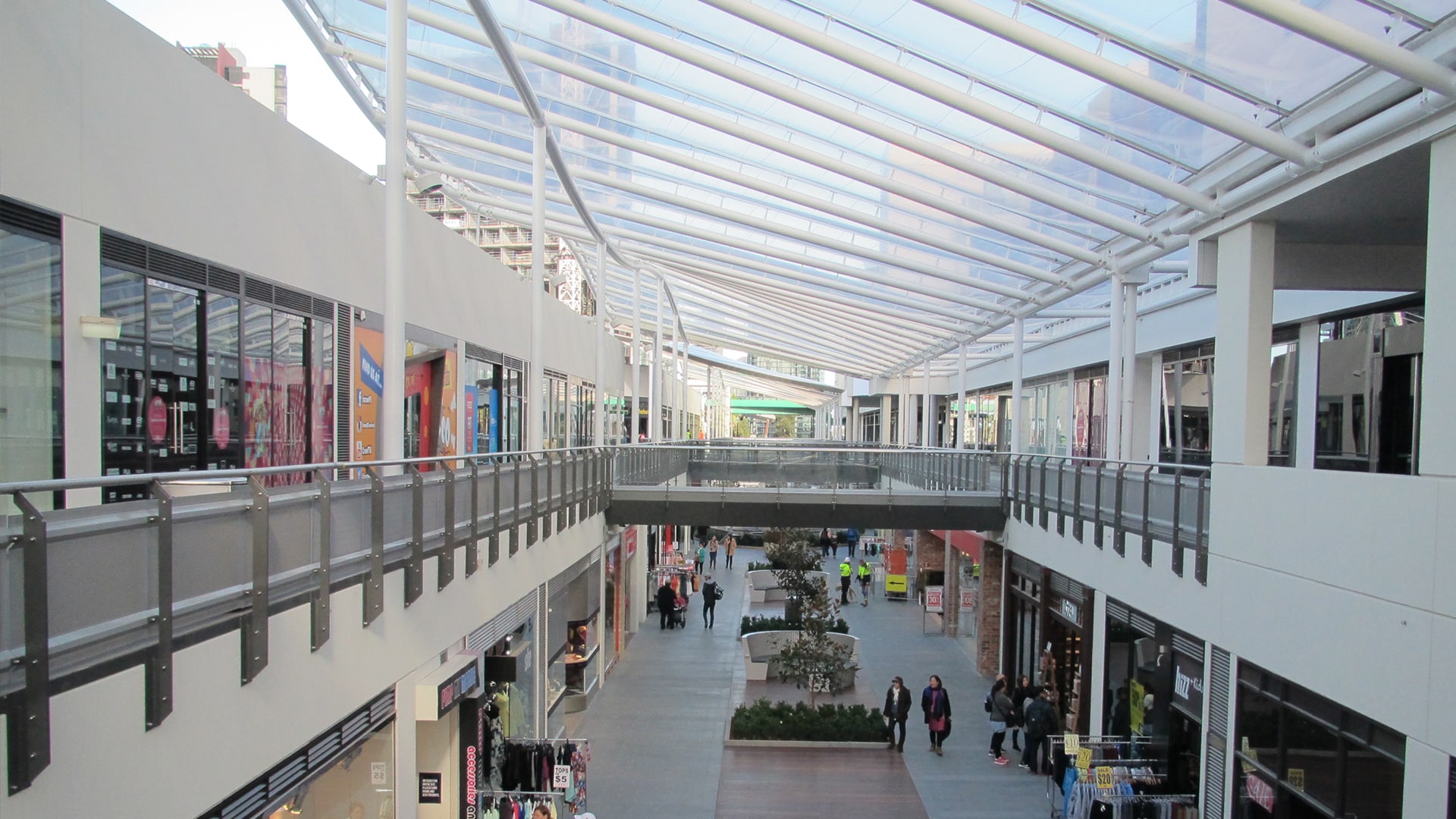 Das durchscheinende Texlon® ETFE-Dach von Vector Foiltec schafft eine sichere und komfortable Umgebung im Einkaufszentrum The District Docklands in Melbourne.