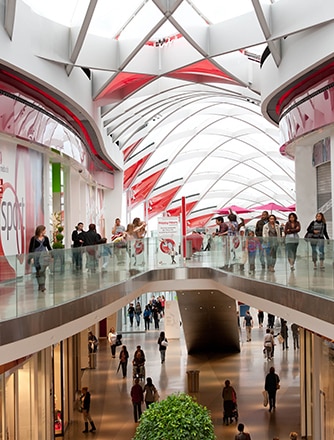 Fassade und Dach sind frei spannend und elegant mit Texlon® ETFE-Kissen verkleidet.