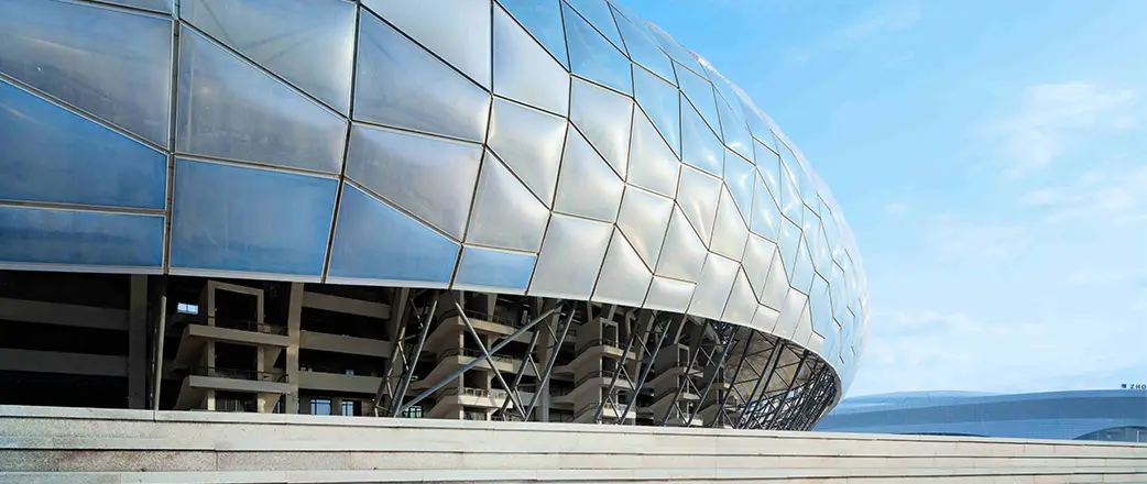 Architectural Design & Research von HIT und Nadel & Hwa Associates wählten Texlon® ETFE als Verkleidung, um diese komplexe, elliptische Form des DaLian-Stadions abzubilden. 