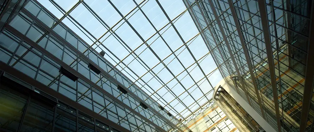 Der Bürokomplex und der Wohnbereich verfügen über ein 1.600 m² großes Atrium-Dach in der Mitte des Gebäudes. Eine gelungene Sanierung.