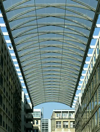 Zwischen den beiden Hauptgebäuden liegt die Heiliggeistgasse, eine Einkaufspassage, deren hochwertiges Texlon® ETFE Foliendach die Passanten gegen Wind und Wetter schützt. Eine gelungene Sanierung.