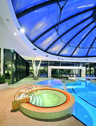 One of the “highlights” at Grafttherme waterpark is the domed Texlon® ETFE skylight spanning over 25m over the leisure pool.
