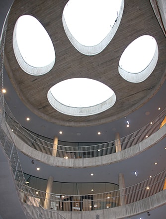Die spektakuläre Geometrie teilt das Atrium in fünf frei geformte kleine Kissen unterschiedlicher Größe ein. 