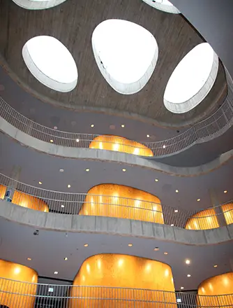Die spektakuläre Geometrie teilt das Atrium in fünf frei geformte kleine Kissen unterschiedlicher Größe ein. 