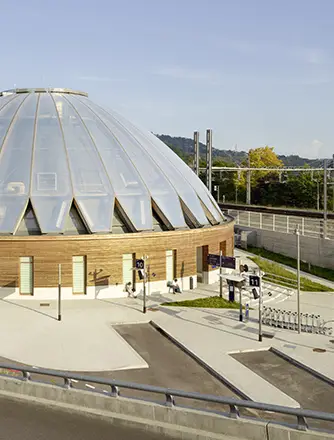 Der Bahnhof Gare de Bellegarde verfügt über ein schönes Holztragwerk mit einem Dach aus Texlon® ETFE-Kissen.