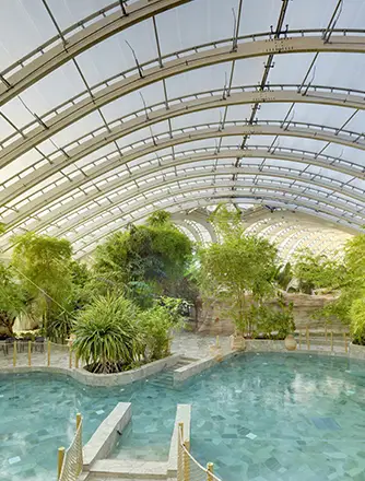 Der atemberaubende Wasserpark Aqua Mundo im Center Parks Les Trois Forêts ist mit dem Texlon® ETFE-System von Vector Foiltec verkleidet.