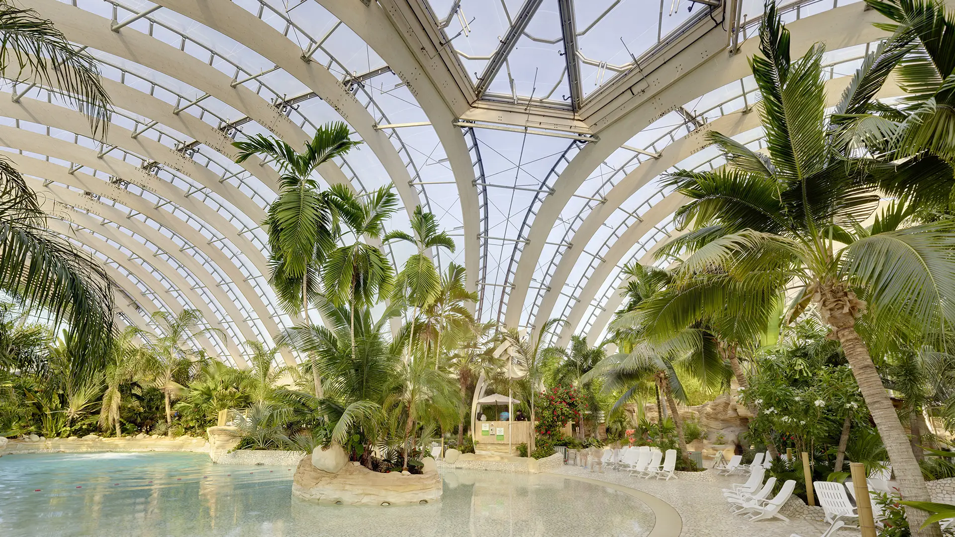 Der atemberaubende Wasserpark Aqua Mundo im Center Parks Les Trois Forêts ist mit dem Texlon® ETFE-System von Vector Foiltec verkleidet.