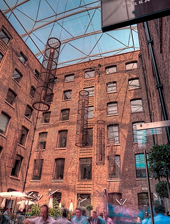 Die Sanierung des Devonshire Square durch Fletcher Priest Architects umfasst ein mit Texlon® ETFE überdachtes Atrium.