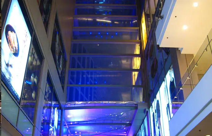 Der vertikale Regenschutz besteht aus 100 m2 transparenten, einschichtigen Texlon® ETFE-Paneelen mit einer Größe von 7,7 x 1,5 m.