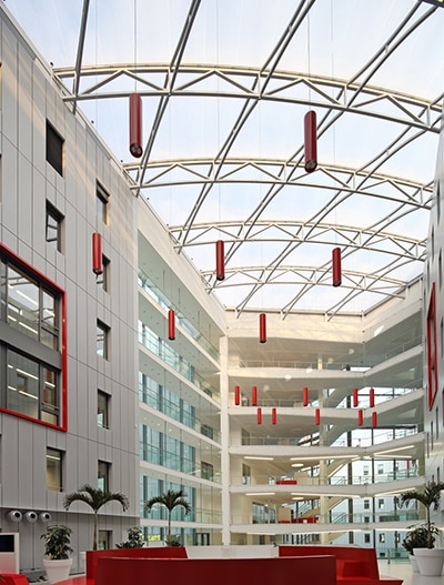 Die transparente Texlon® ETFE Überdachung des 600 Quadratmeter großen Innenhofs unterstützt das kommunikative Konzept des HOLM. 