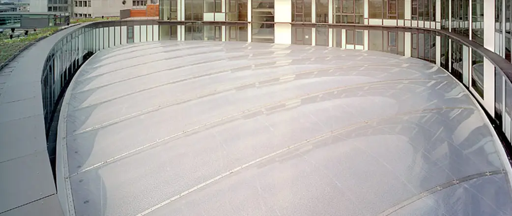 Wir konnten die Gelegenheit nicht verpassen, im siebten Stock des Atriums ein 700 m² großes Texlon® ETFE-Dach zu installieren. 