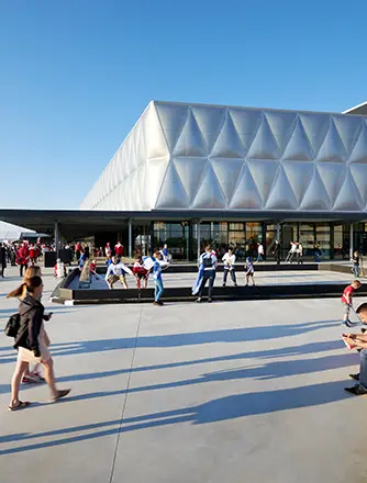 Das MCH Messecenter Herning hat ein neues Gebäude erhalten: eine Eingangshalle mit einer über 2000 m2 großen Texlon® ETFE-Fassade.