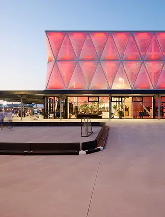 MCH Herning can choose from a variety of colors and match the facade according to each event. 