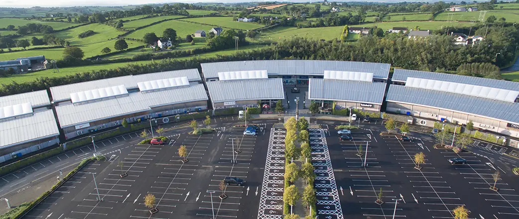 Der The Boulevard Outlet Park in Banbridge in Nordirland wurde von Vector Foiltec mit Texlon® ETFE-Vordächern aufgewertet.