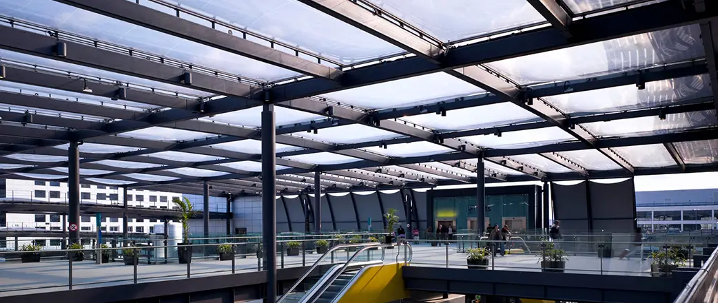Das abgestufte ETFE-Dach bietet Passagieren Schutz, die am North Terminal Interchange des Flughafens Gatwick ankommen.
