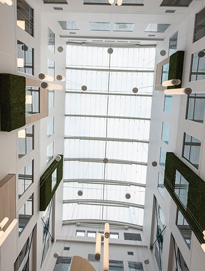 Das Büro in Larvik, Norwegen, verfügt über ein großes, nachhaltiges, transparentes Texlon® ETFE-Dach über dem Atrium. 