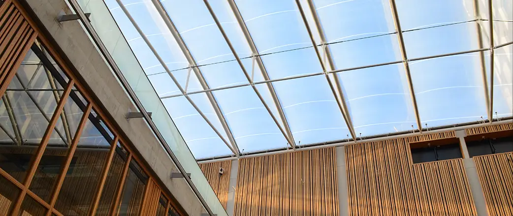Tyfonen Studio in der schwedischen Stadt Malmö ist ein Mehrzweckgebäude mit einem 450 m² großen, 4-lagigen Texlon® ETFE-Dach über dem Atrium.